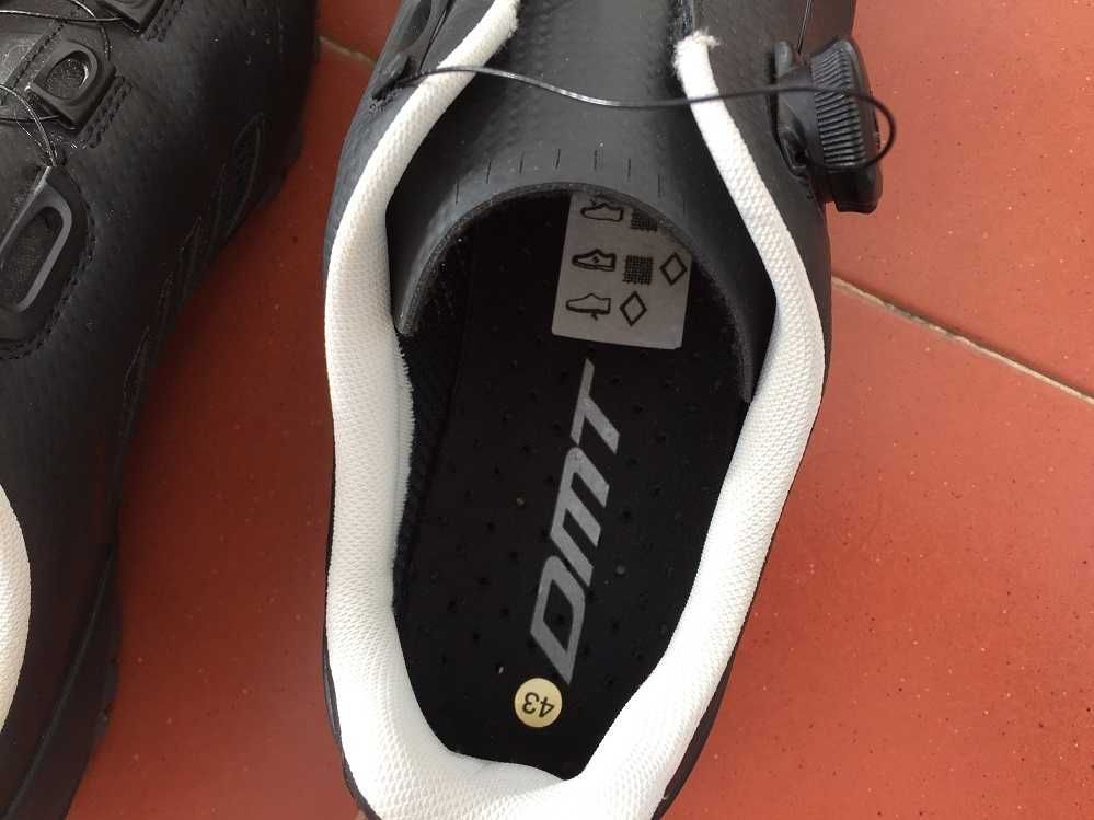 NOVOS sapatos DMT ciclismo nr. 42 grande com encaixes tipo shimano