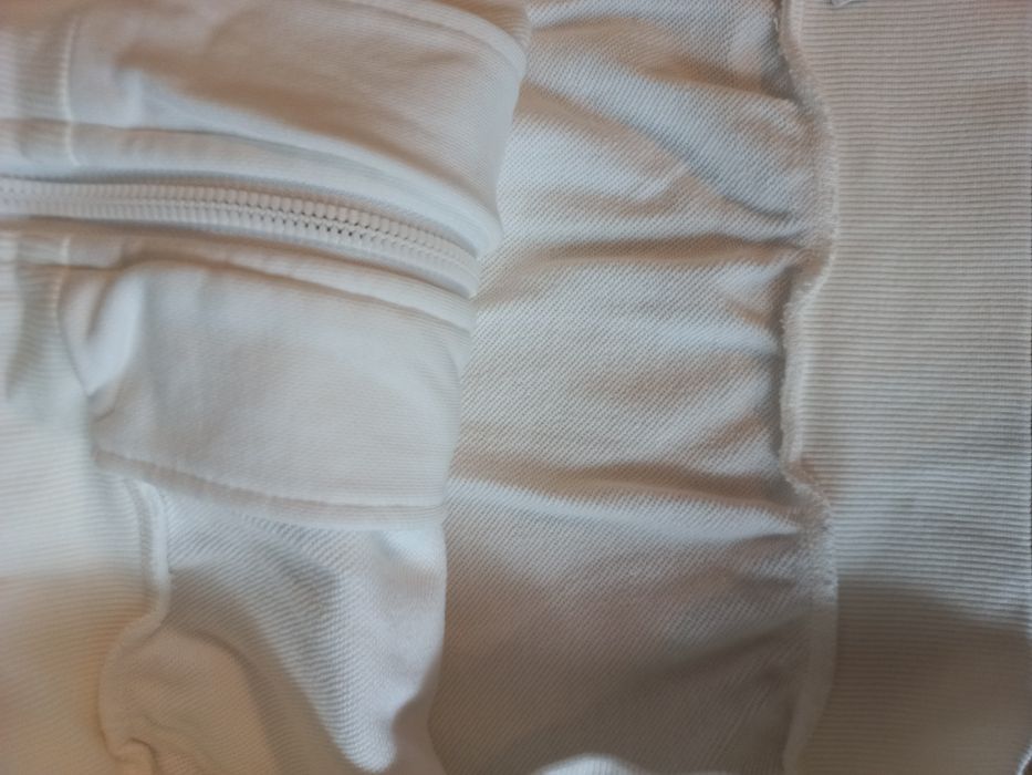 Стильниа зіпка-худі з лампасами та накладними кишенями на рукавах.