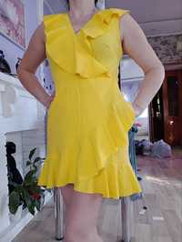 Платье стильное желтое.