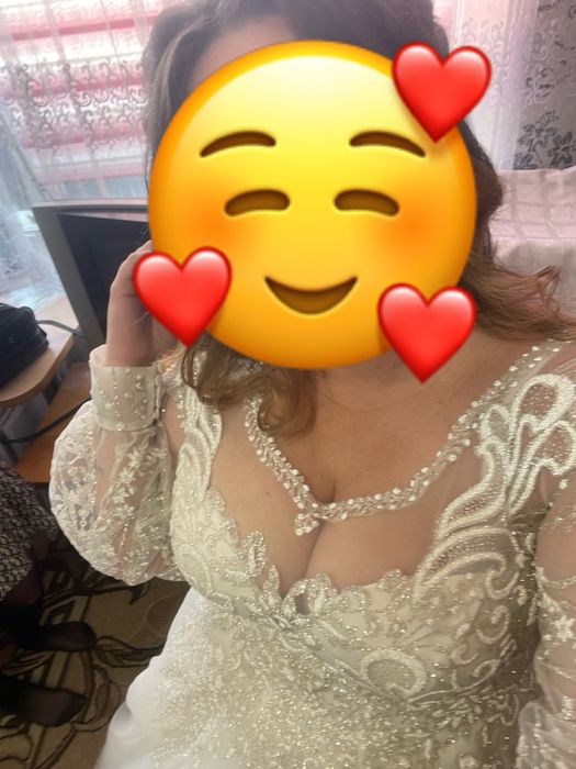 Блискуча весільна сукня