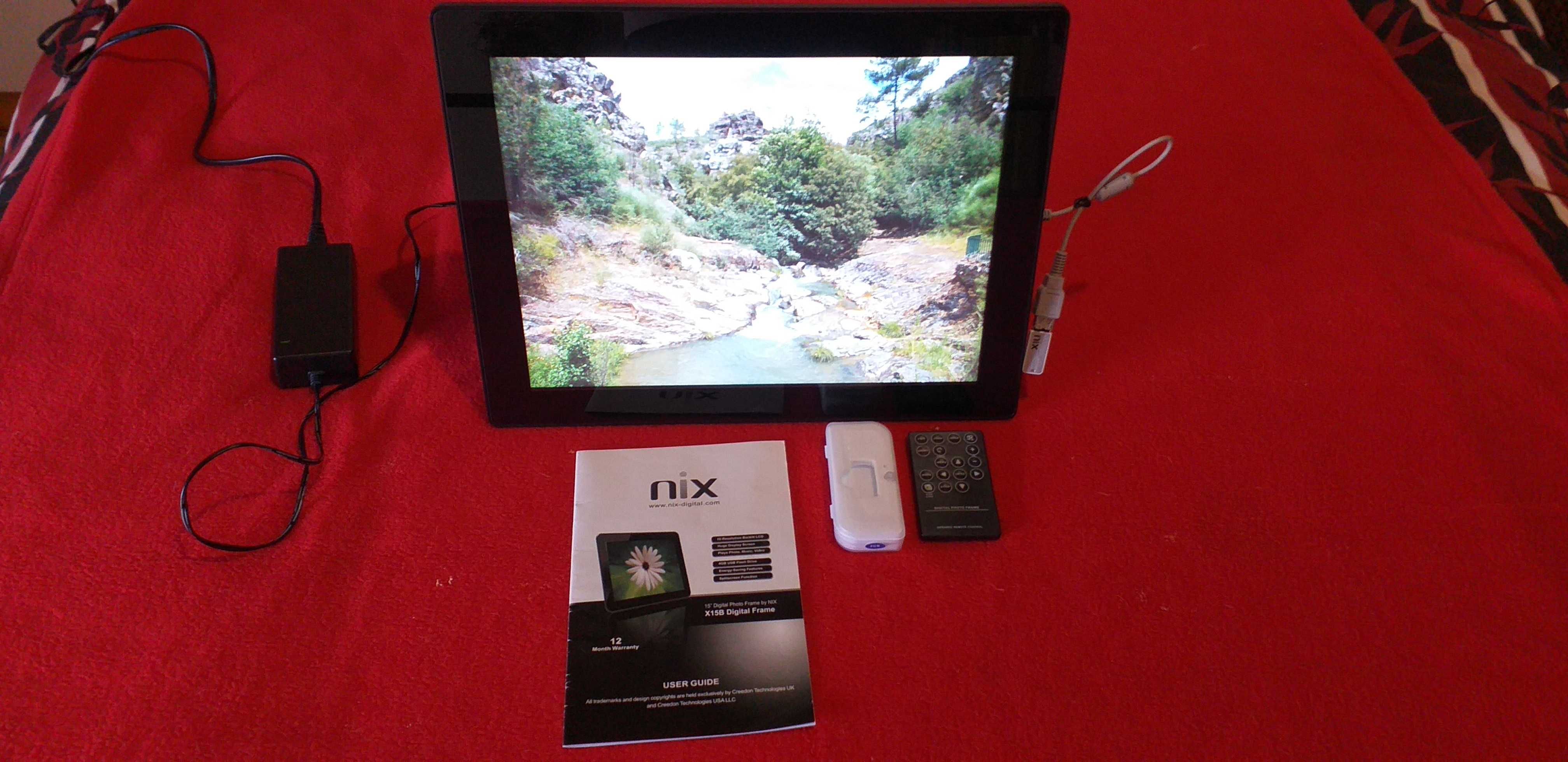 Vendo Moldura Digital “NIX” com visor LCD de 15”.