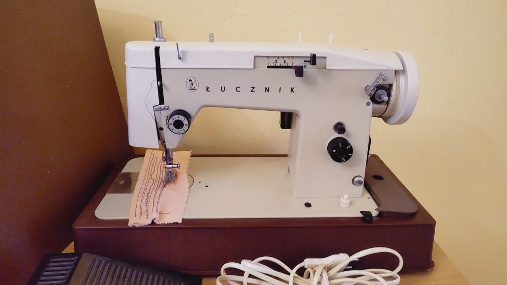 Walizkowa maszyna do szycia Łucznik 466, PRL, lata 80-te, świetny stan