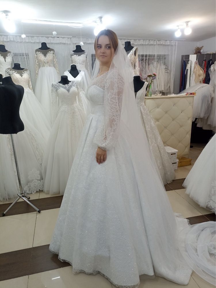 Продам весільну сукню з шлейфом