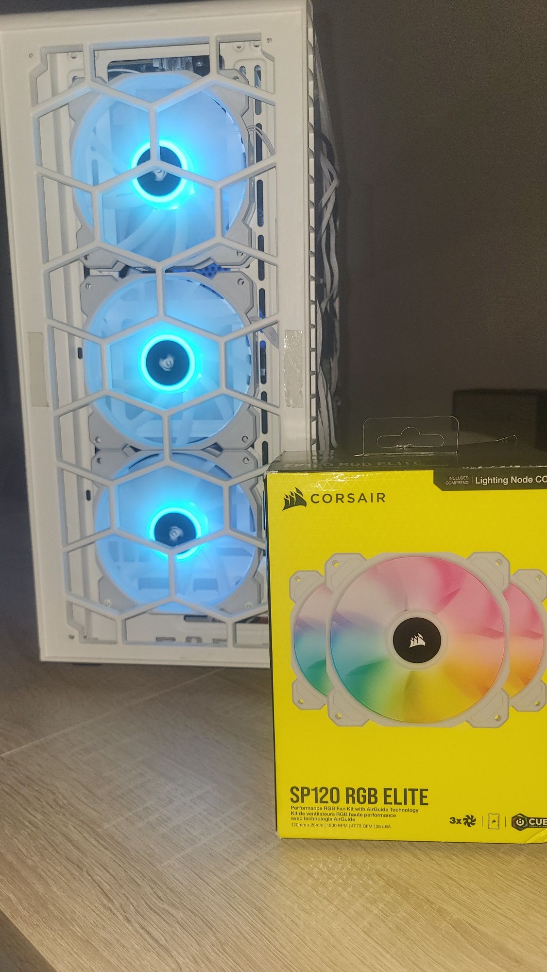 Kit 3 Ventoinhas pc + Controlador iCUE - Corsair SP120 RGB Elite