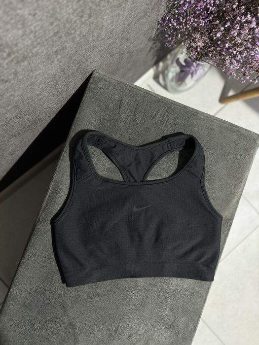 Чорний жіночий топ Nike спортивний бюстгальтер