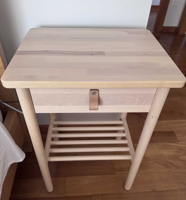 Cómoda c/5 gavetas, 90x90 cm e 2 Mesas de cabeceira, 48x38 cm