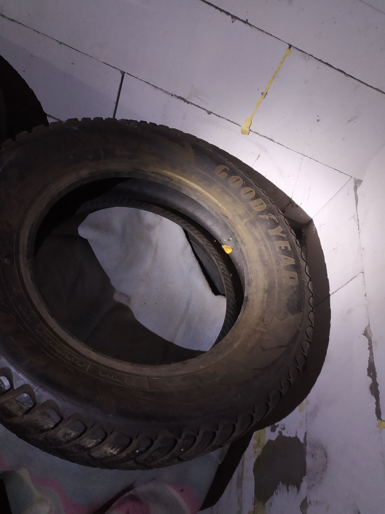 Одна зимова покришка Good year 215/65 r16