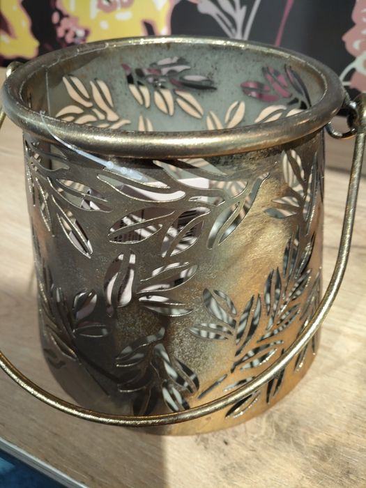 Vaso decorativo trabalhado tipo estanho.