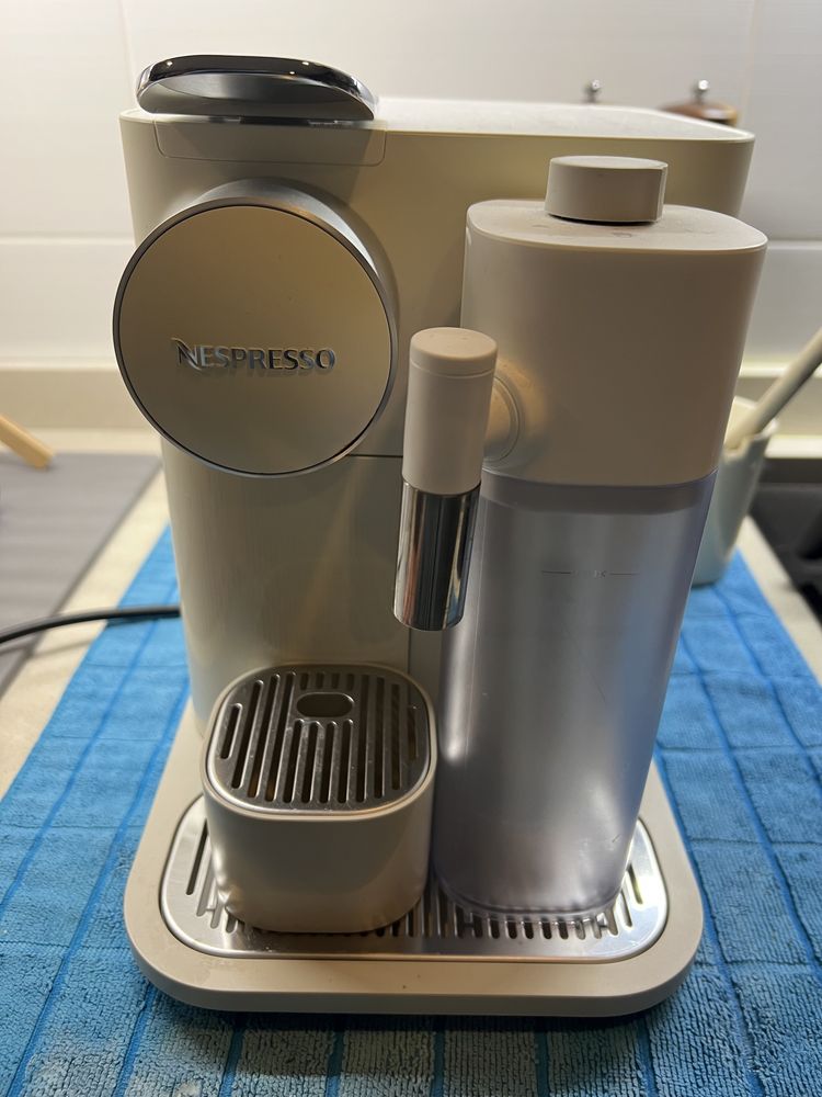 Máquina de Café DELONGHI Nespresso Gran Lattissima EN640.W