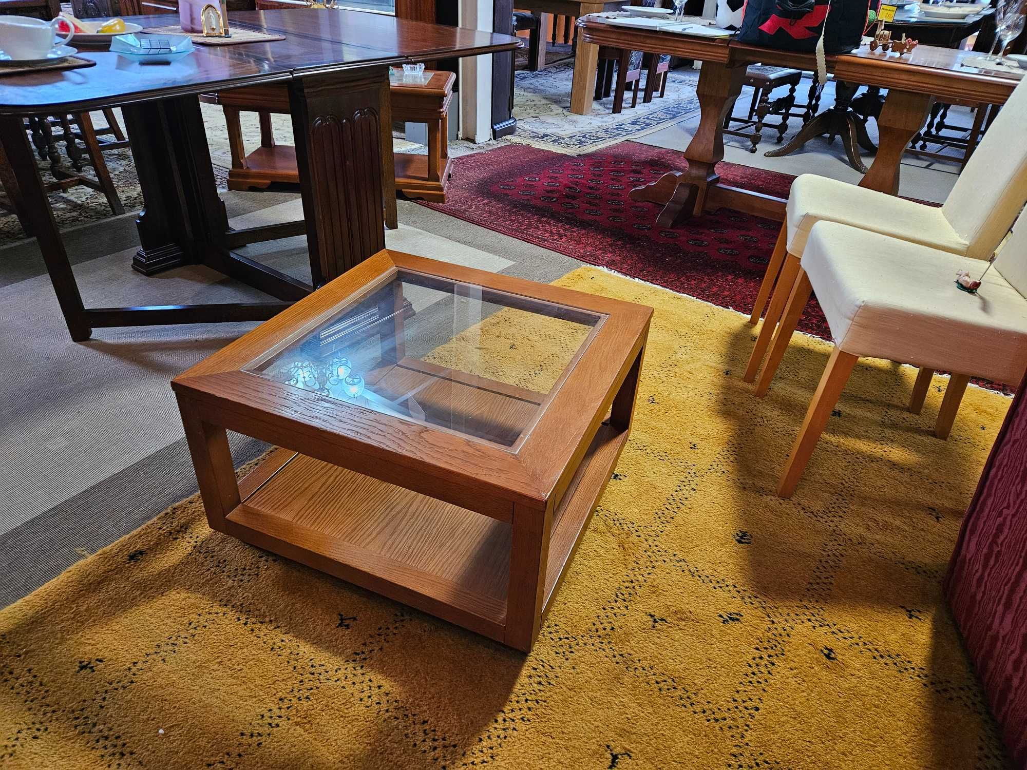 Mesa de centro quadrada em madeira com tampo em v