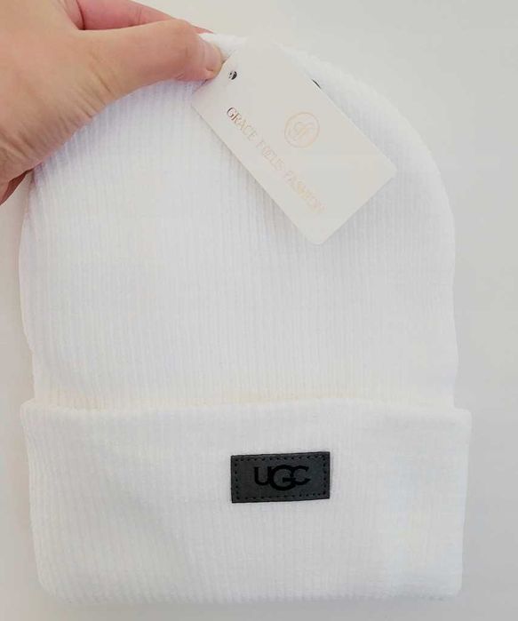 Grace focus fashion biała czapka z naszywką w prążki