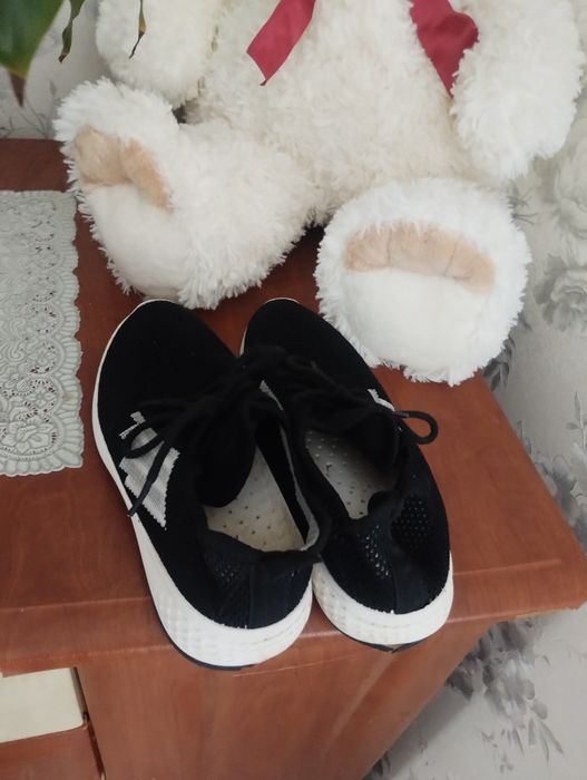 Віддам 3 пари красовок на 36-37 розмір