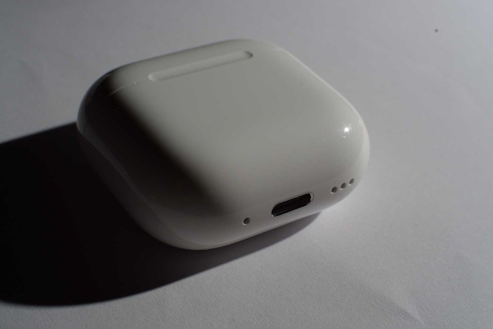 Зарядний кейс для Apple AirPods (4 покоління) з ANC