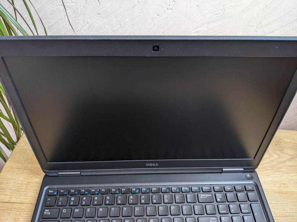 Dell latitude e5550 / 15.6" / i5-5300u / 4ram / 320 hdd