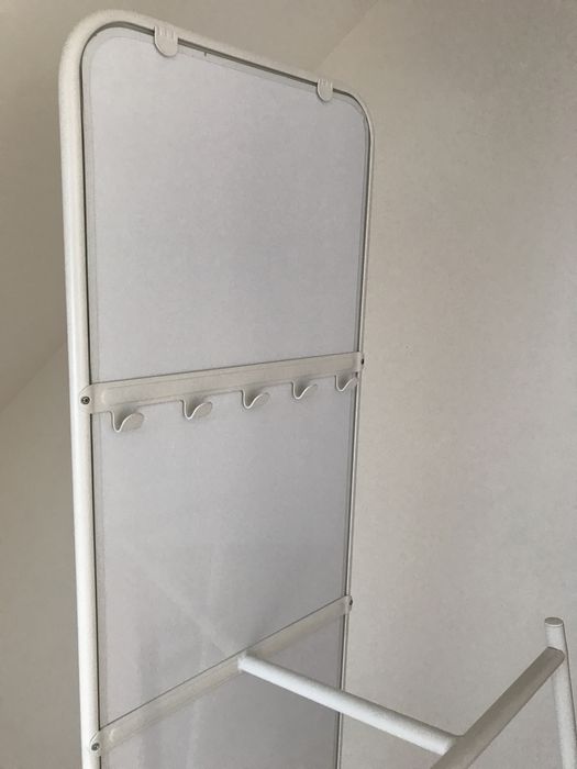 Duże białe metalowe lustro stojące IKEA Knapper, minimalistyczne