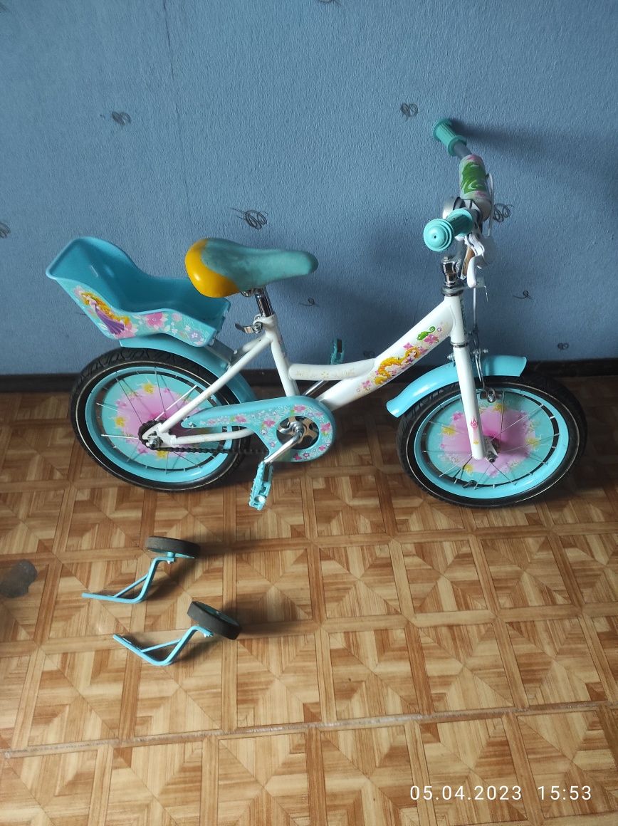 Детский велосипед в отличном состоянии с дополнительными колесиками