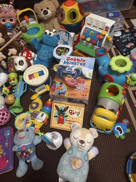 крупный план разбросанных детских игрушек.