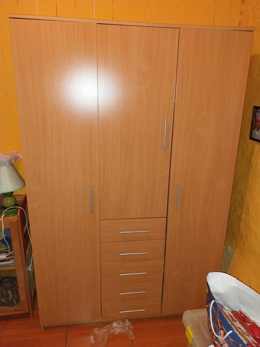 Roupeiro em bom estado