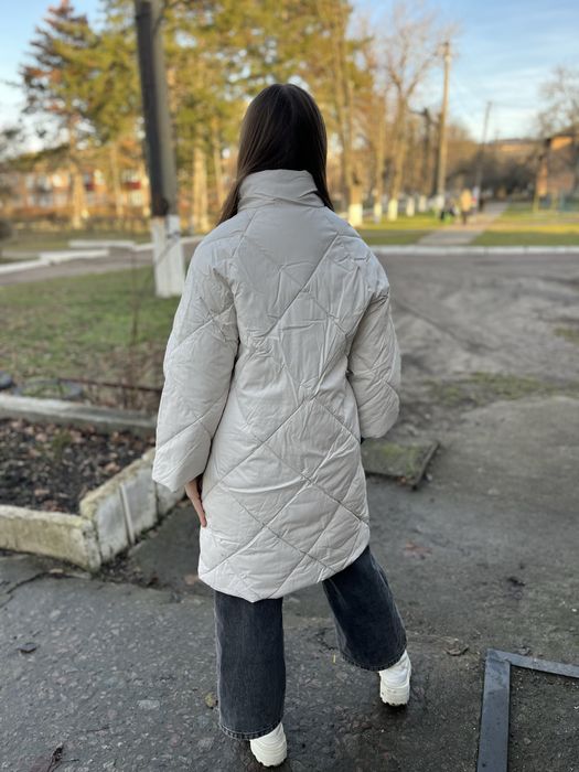 Демісезонна біла куртка із штучної шкіри