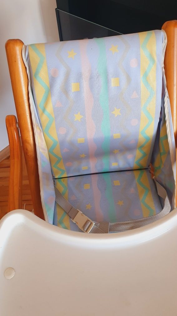Drewniane krzesełko do karmienia firmy Mothercare