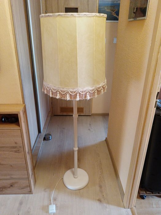 Sprzedam białą lampę do salonu