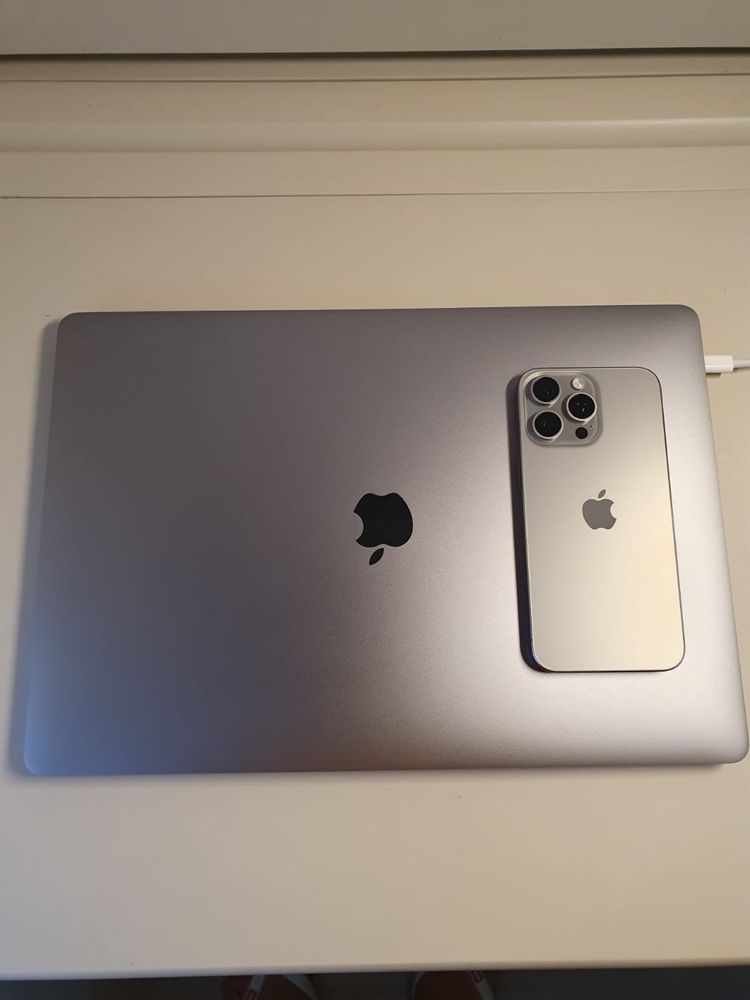 Bundle Macbook Pro 16” + Iphone 15 Pro Max