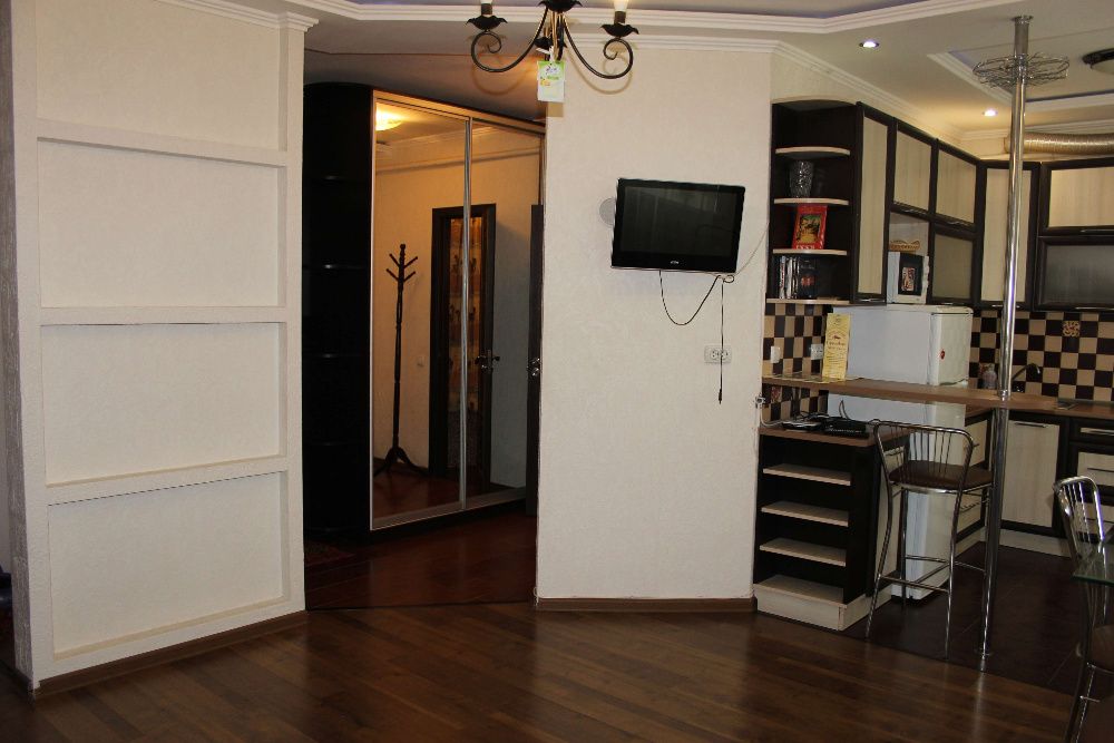 Подобова оренда 2 кім квартири у відмінному стані, р-н ТРЦ "МИР"