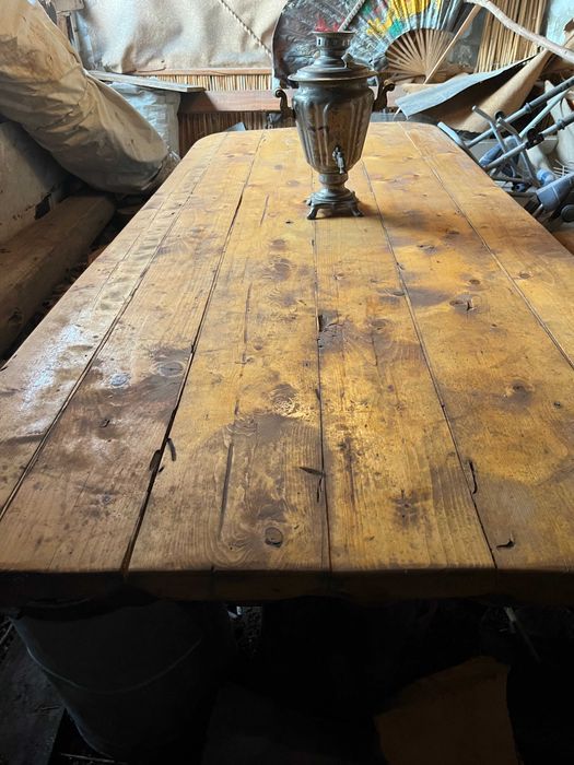 Стіл великий з дерева
