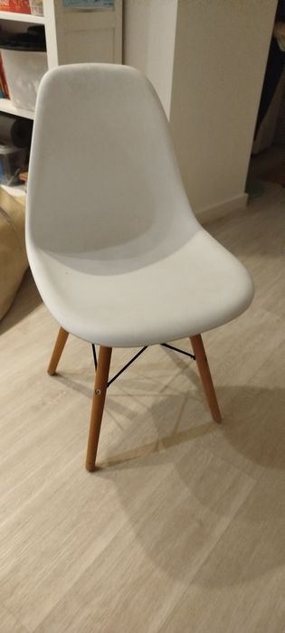 Cadeira com pés em madeira