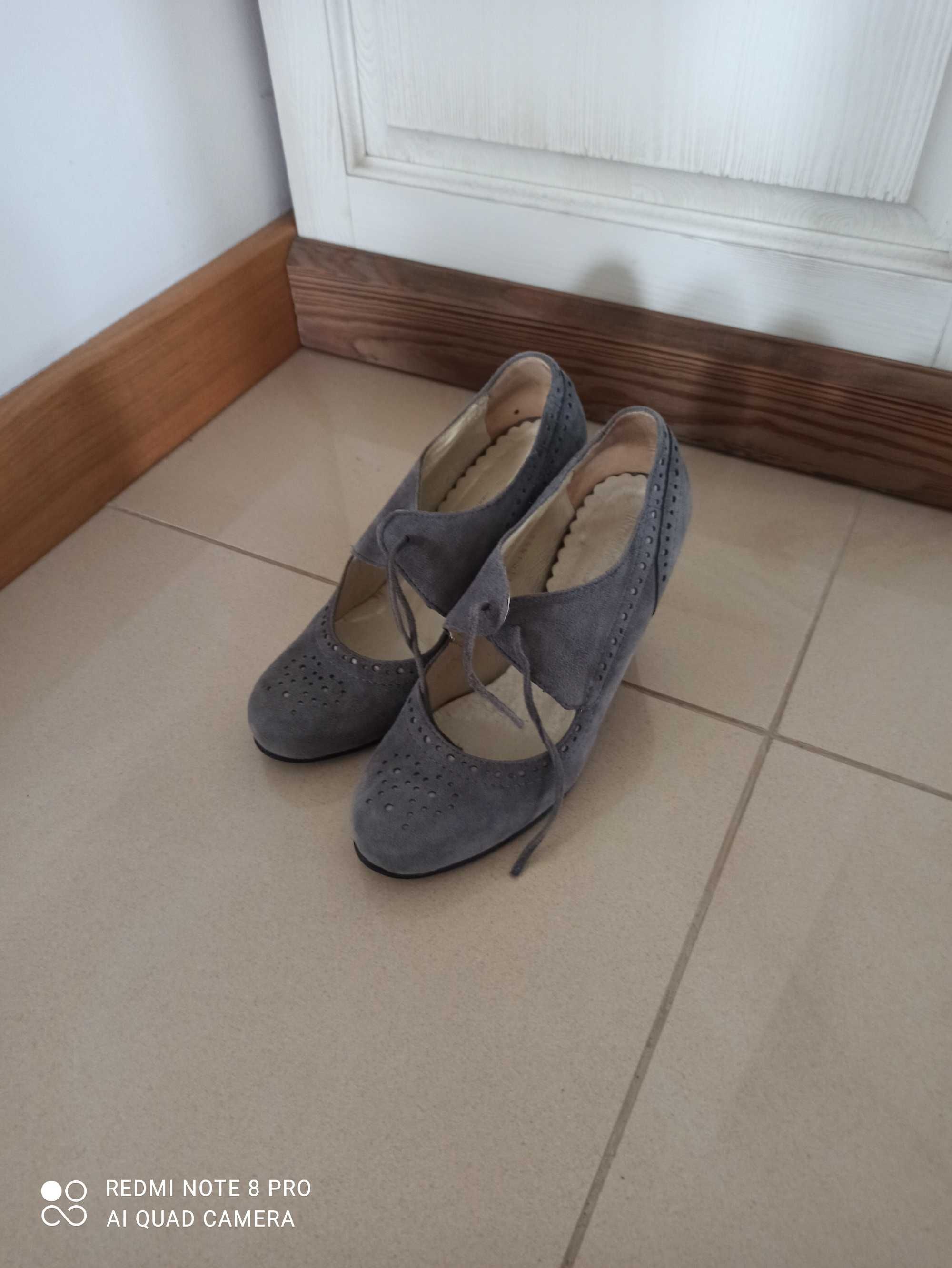 Szare czółenka zamszowe r.37 Intershoe