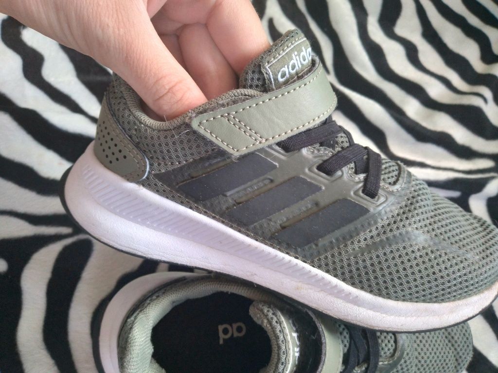 Chłopięce oryginalne lekkie buty adidas rozmiar 33