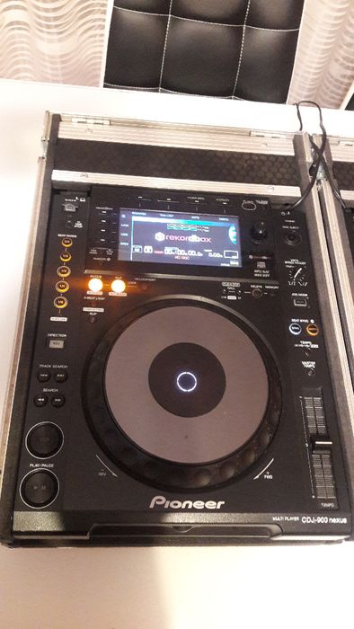 2 x Pioneer CDJ 900 NEXUS + case