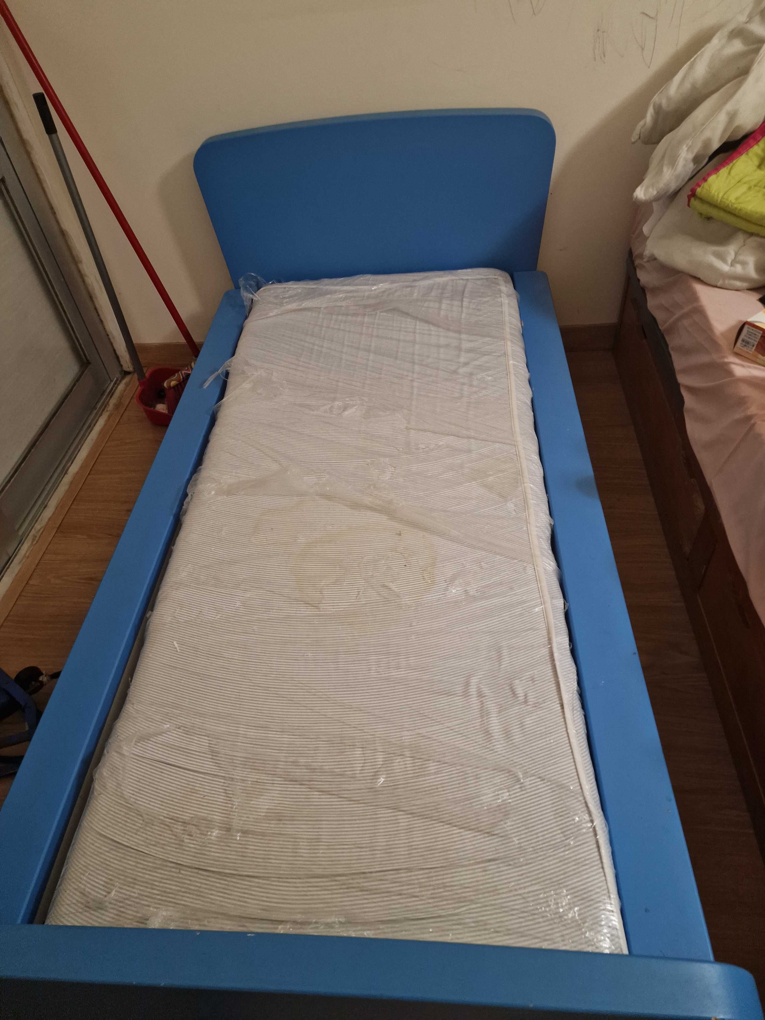 Cama azul criança