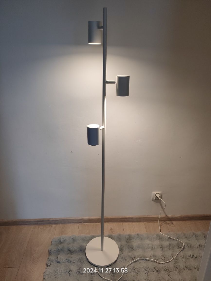 Lampa podłogowa z trzema reflektorami biała