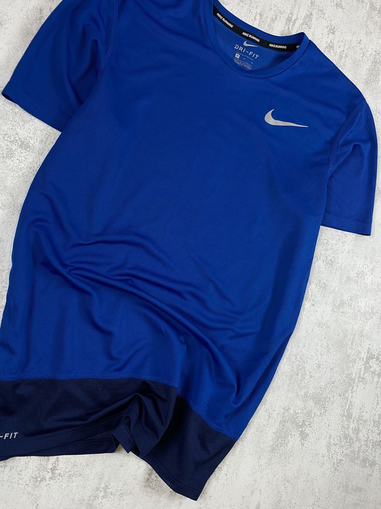 За крок до комфорту: Синя футболка Nike Running на Dri-Fit!