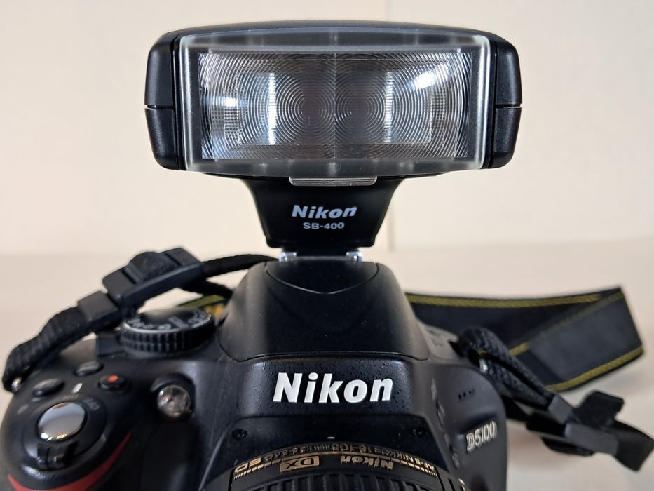Nikon D5100, разом з об'єктивом NIKKOR 55- 300 мм і фотоспалахом