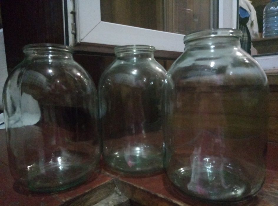 Продам 3-л, 0,5- л, 0,250-л. банки, 1л. бутыли.
