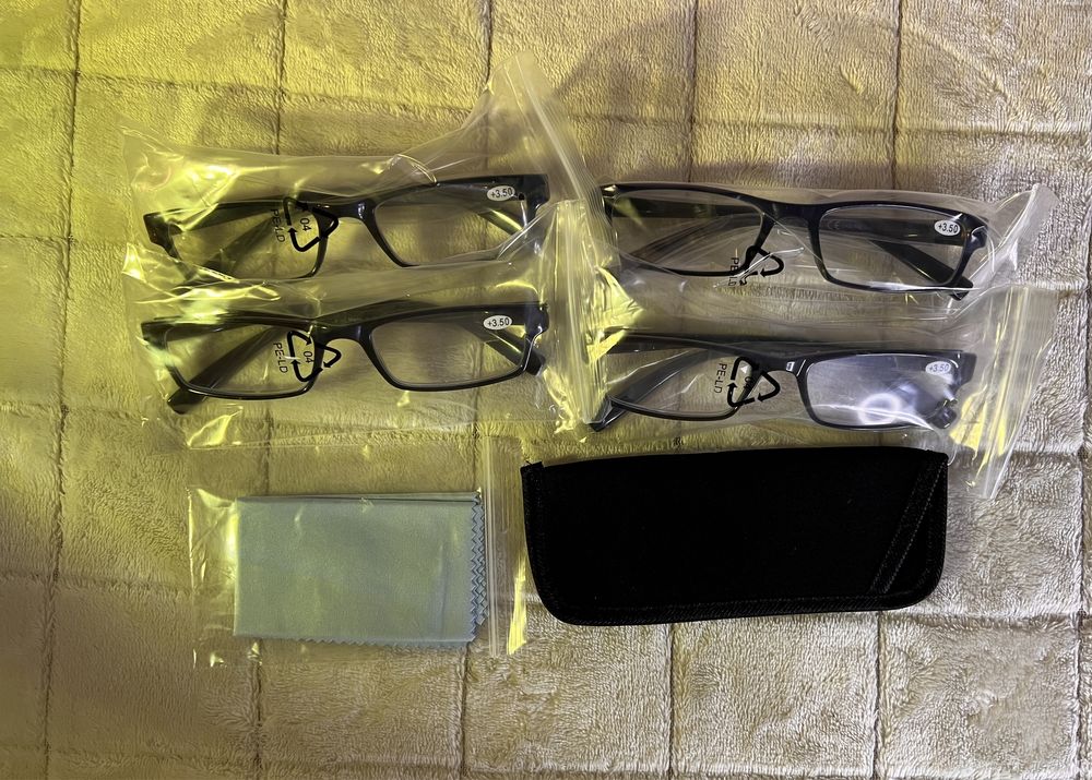 Набір з чотирьох пар окулярів для читання