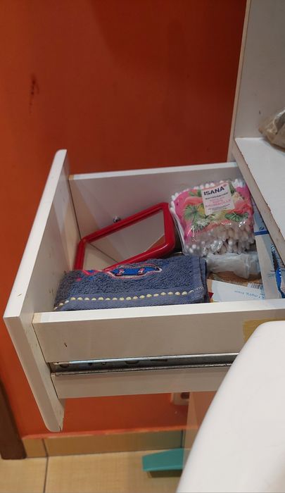 Meble łazienkowe białe komin + półka wisząca