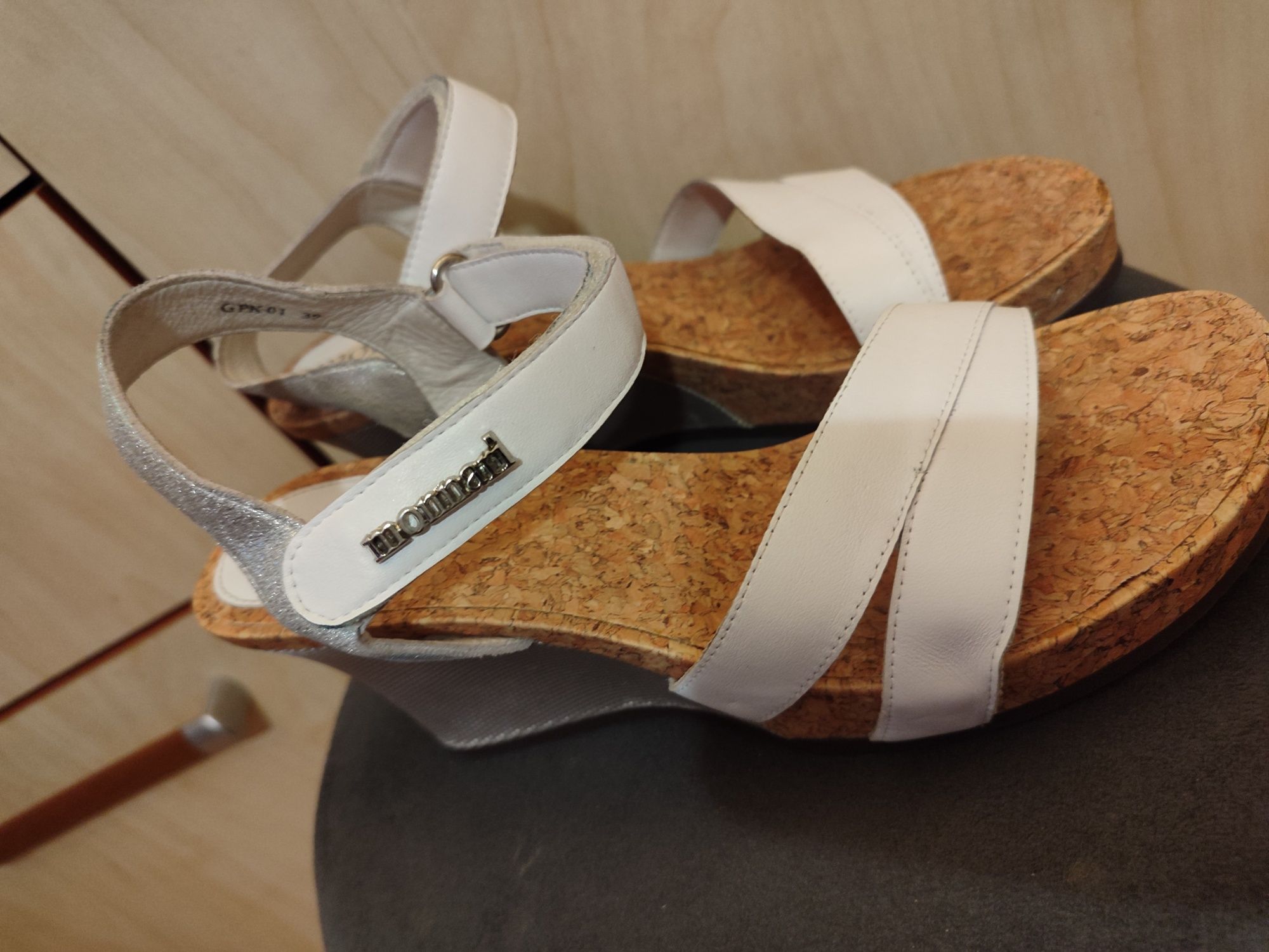 NOWE. Buty marki Monnari. R.39