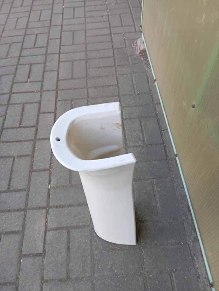 Noga pod umywalke
