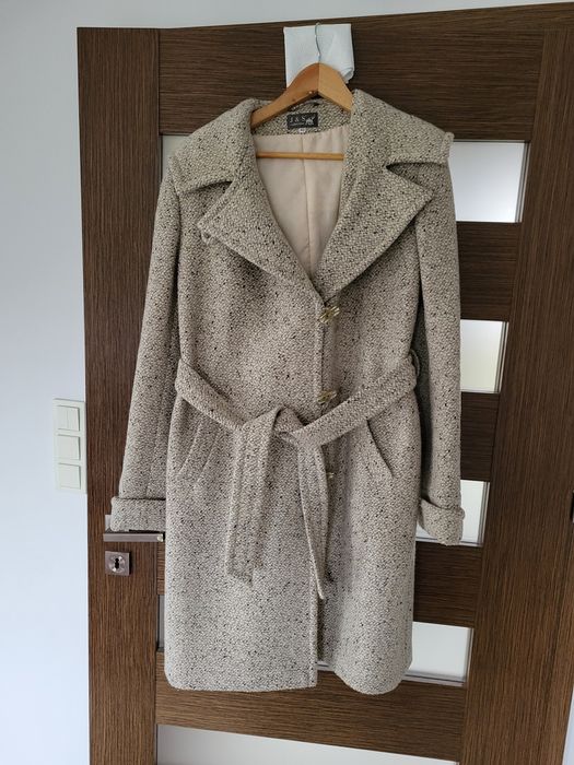 Płaszcz damski z paskiem