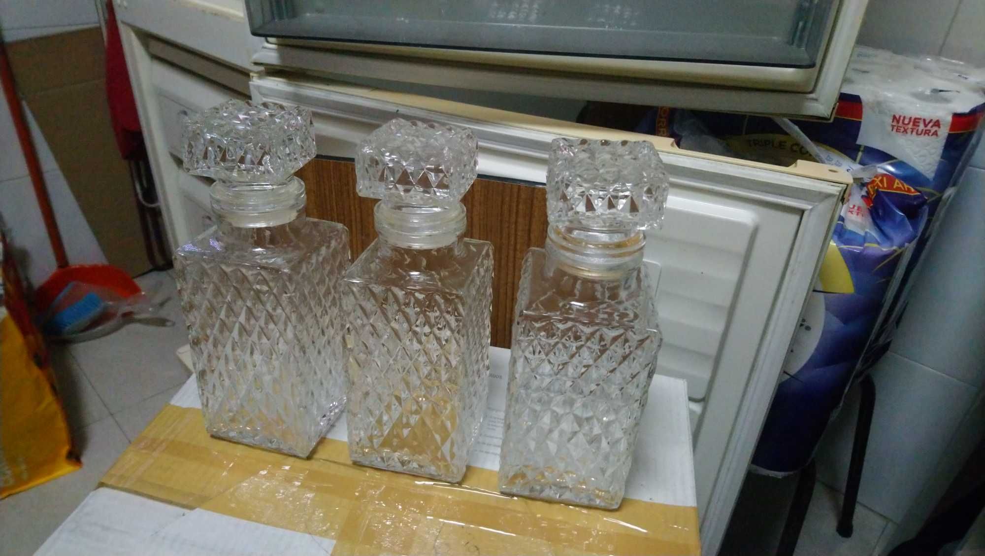 Garrafas antigas para licor / whisky em vidro branco lapidado.