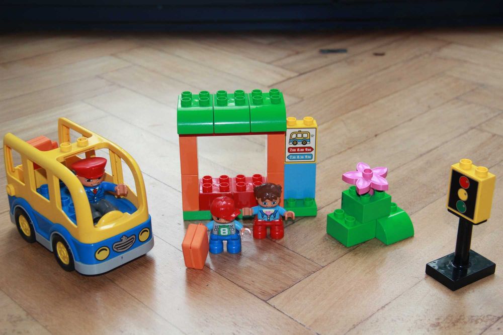 Duplo Schoolbus e paragem de autocarro - 10528