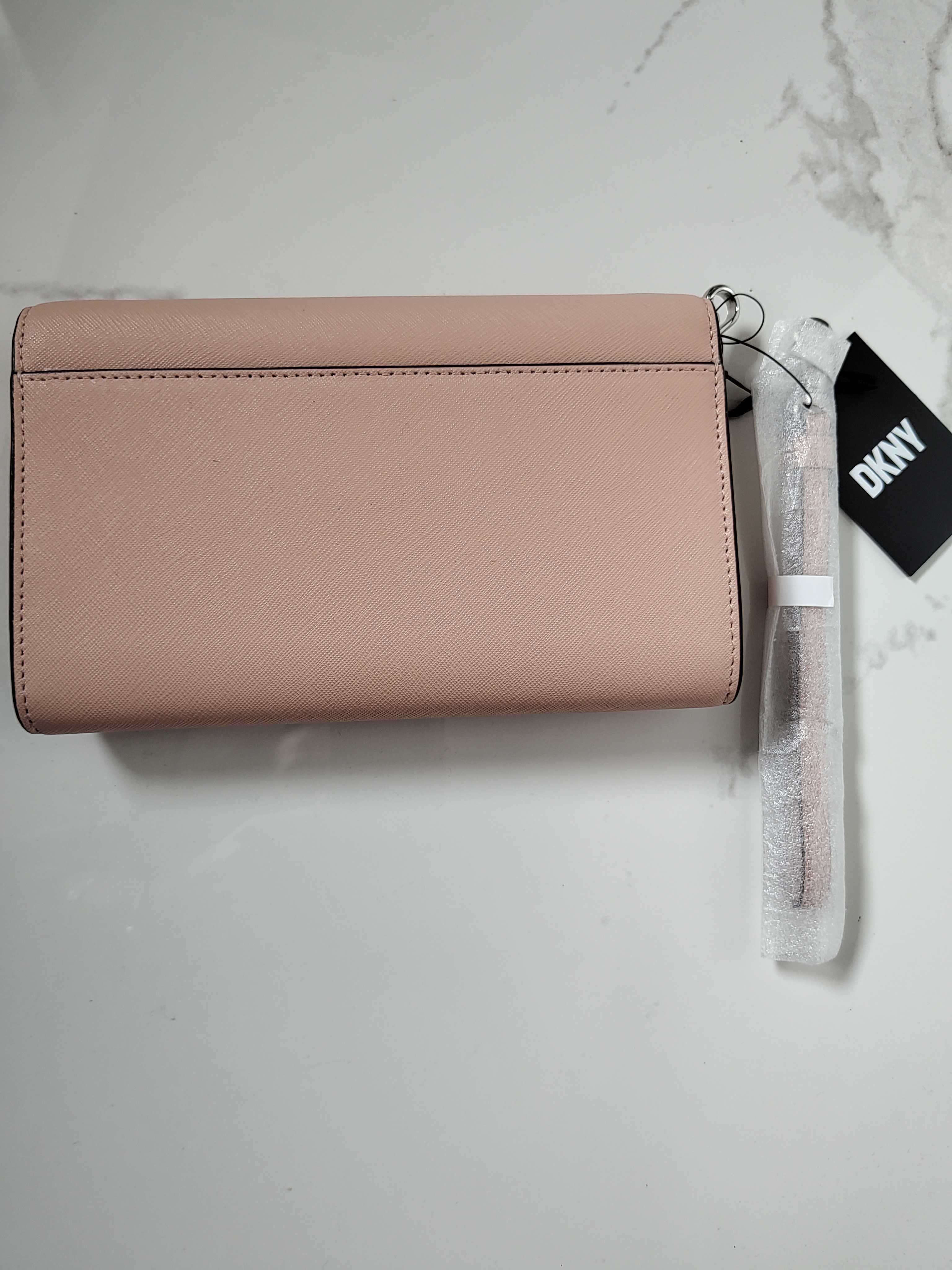 Damski portfel kopertówka Sidney DKNY różowy