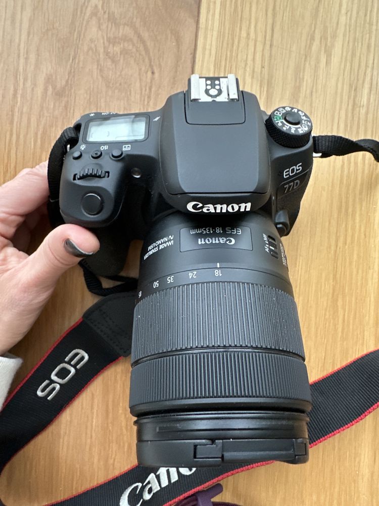 Canon EOS 77D + lente 18-135