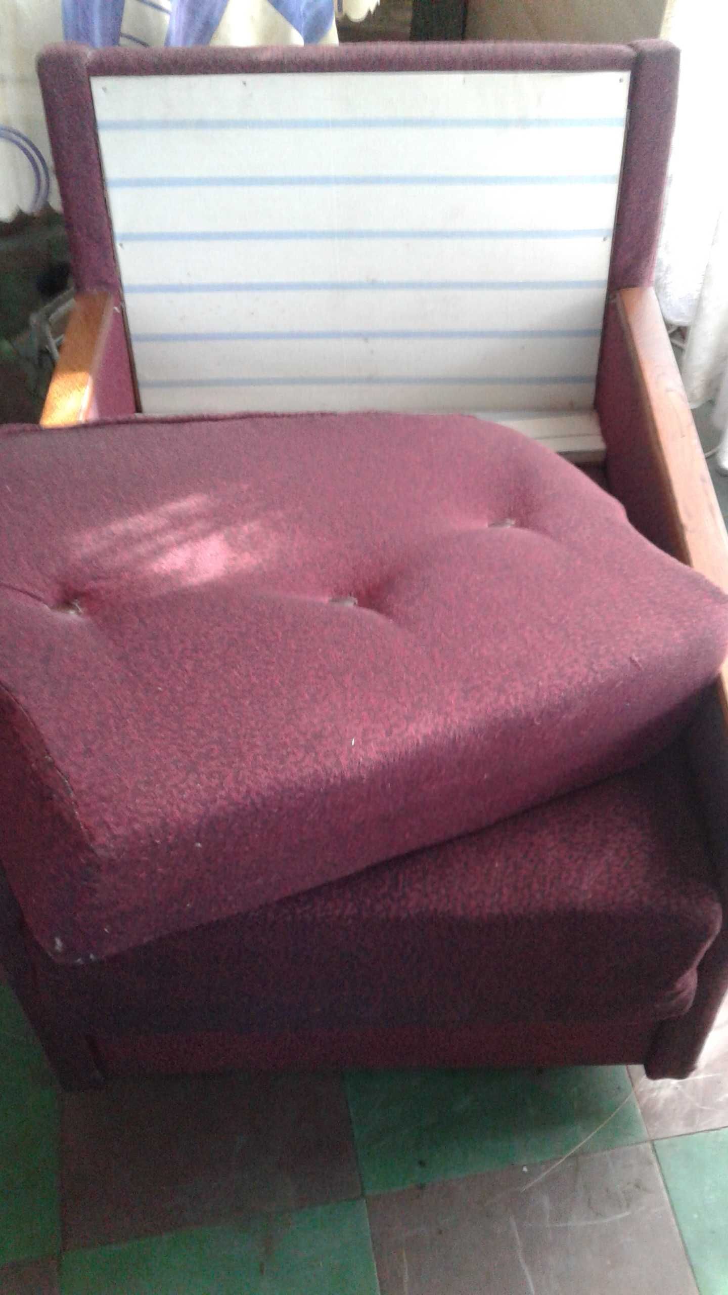 Продам кресло бордового цвета