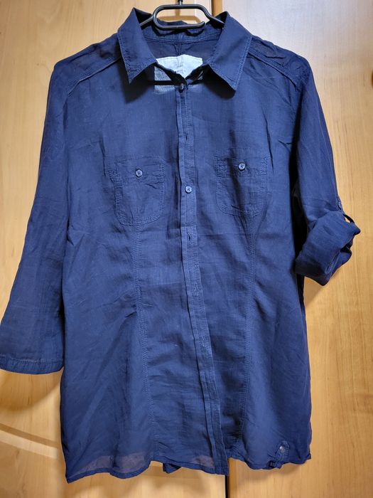 Cieniutka granatowa koszula zapinana