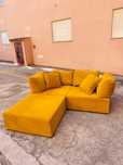 Sofá modular de 2 peças com 2 poltronas e puff de veludo Kata Sklum