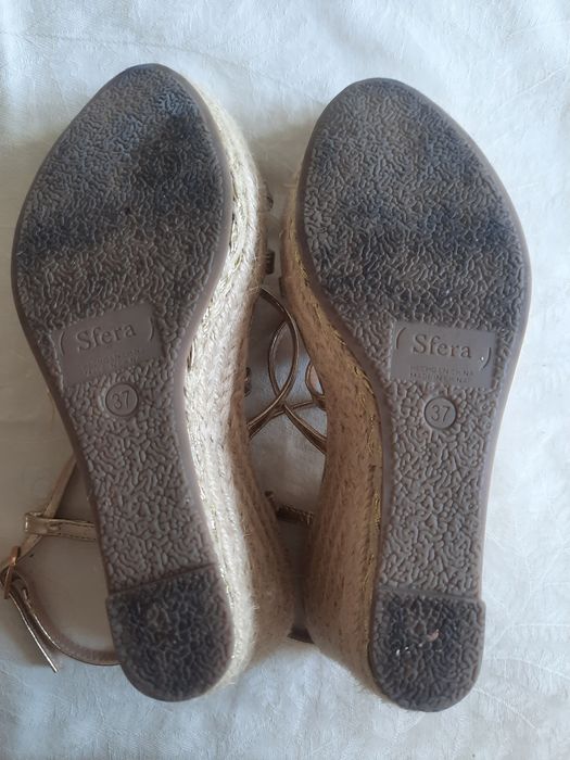 Sandálias tiras douradas